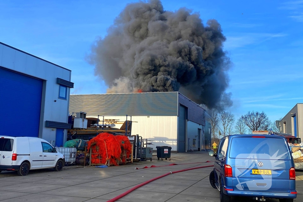 Enorme rookwolken bij grote industriebrand
