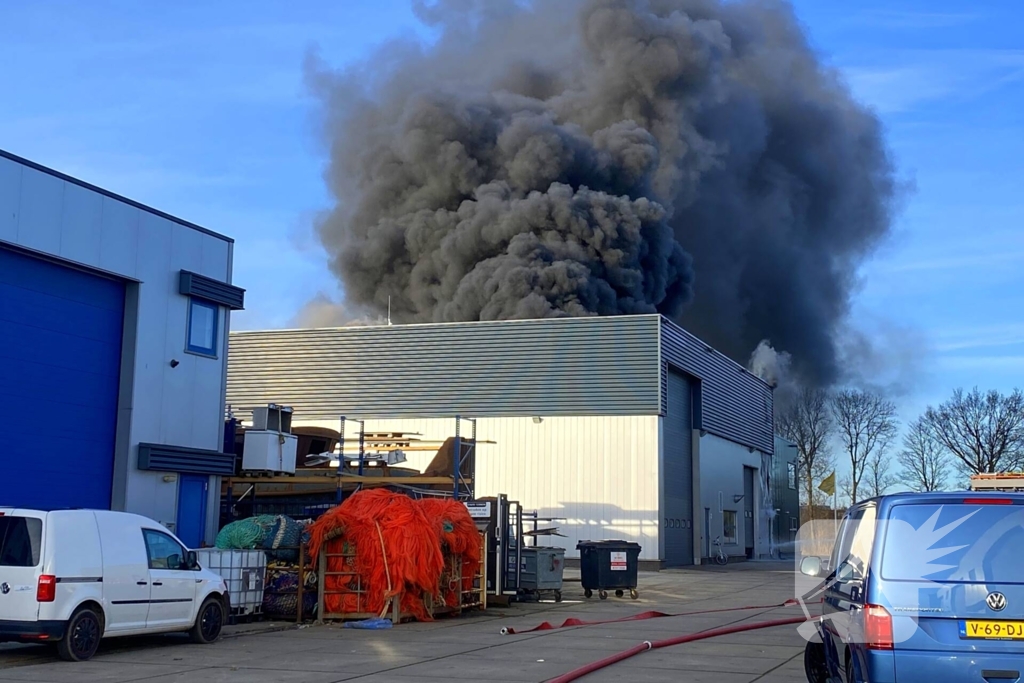 Enorme rookwolken bij grote industriebrand