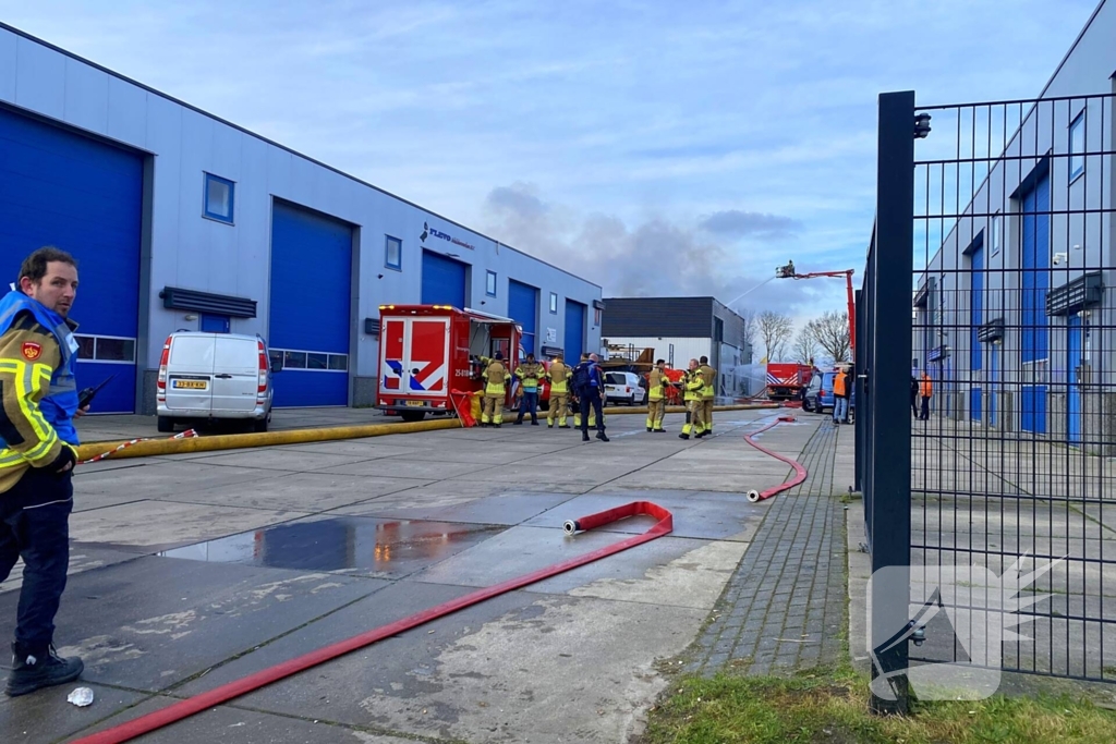 Enorme rookwolken bij grote industriebrand