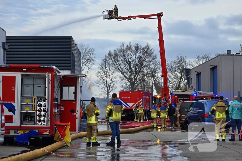 Enorme rookwolken bij grote industriebrand