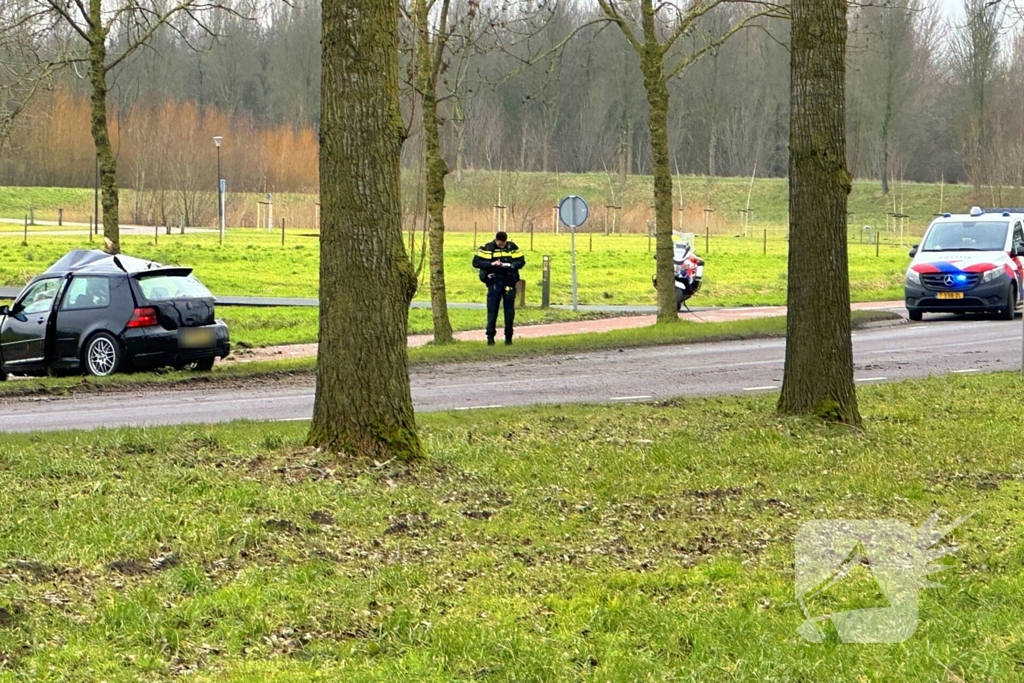 Personenauto botst tegen boom