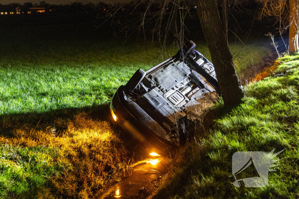 Bestuurder niet aangetroffen na aantreffen te water geraakt voertuig