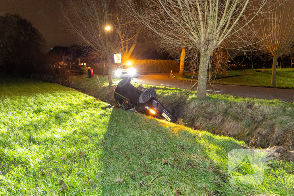 Bestuurder niet aangetroffen na aantreffen te water geraakt voertuig