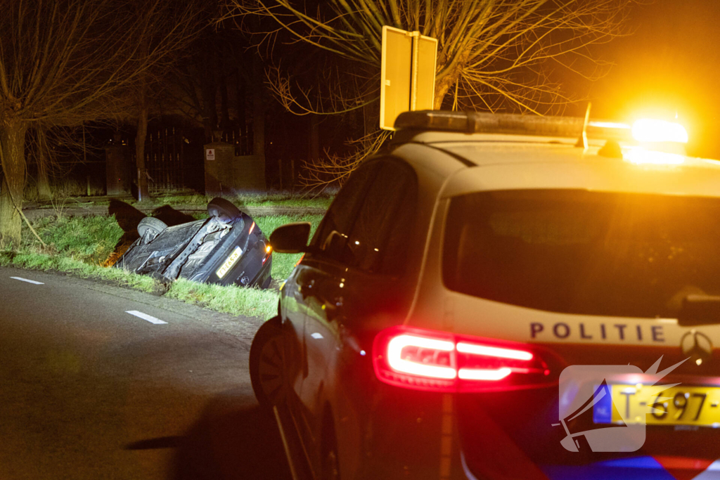 Bestuurder niet aangetroffen na aantreffen te water geraakt voertuig