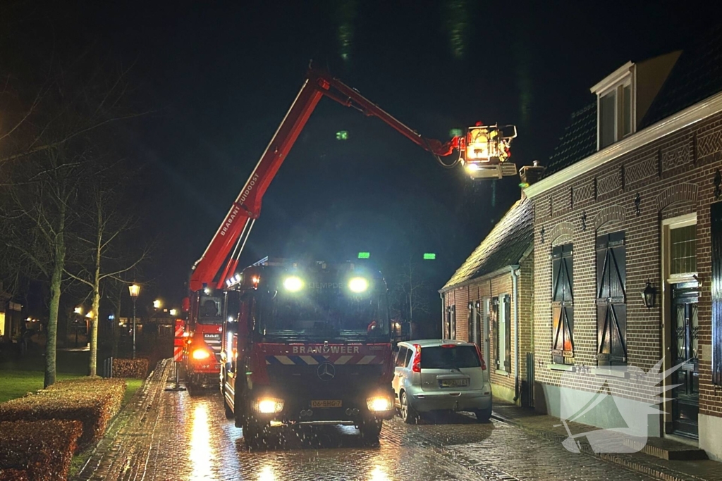 Brandweer veegt schoorsteen na brand