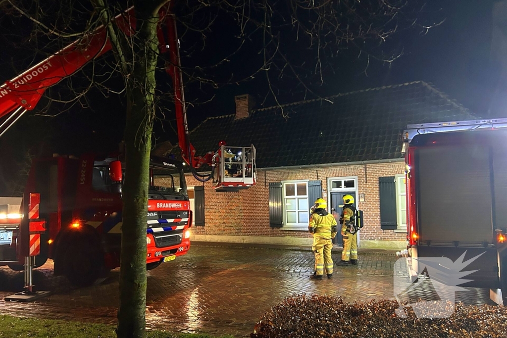 Brandweer veegt schoorsteen na brand