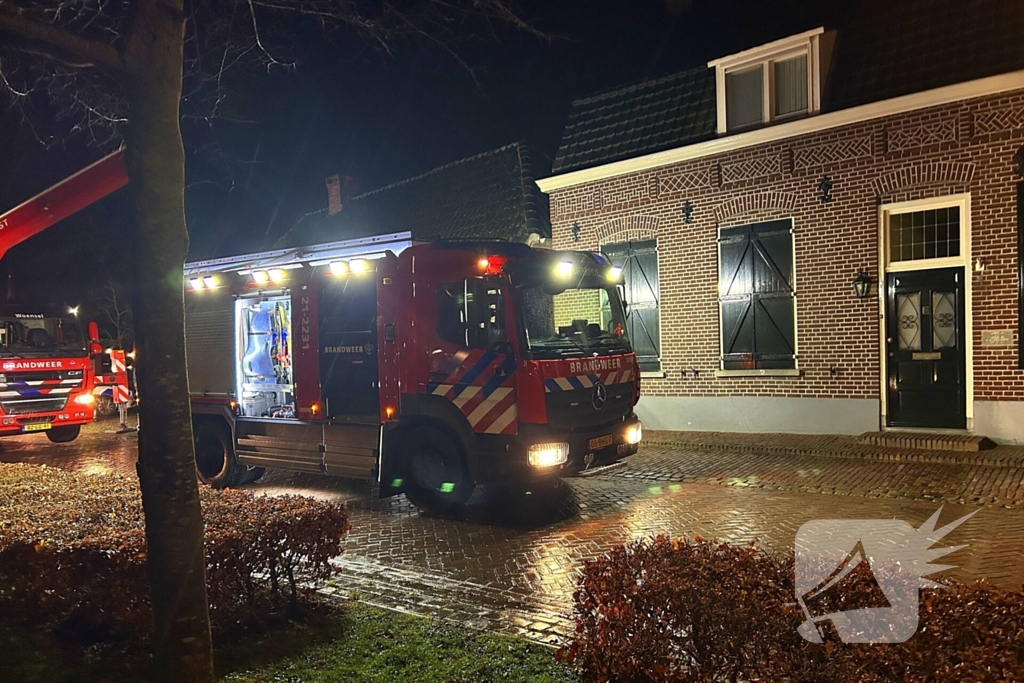 Brandweer veegt schoorsteen na brand