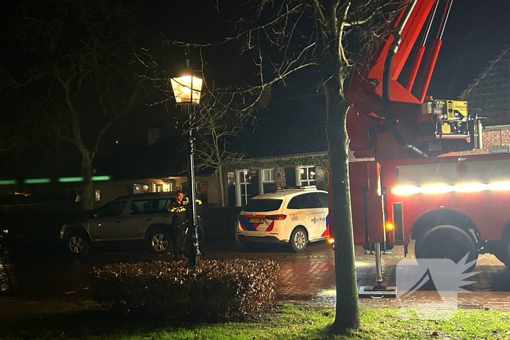 Brandweer veegt schoorsteen na brand