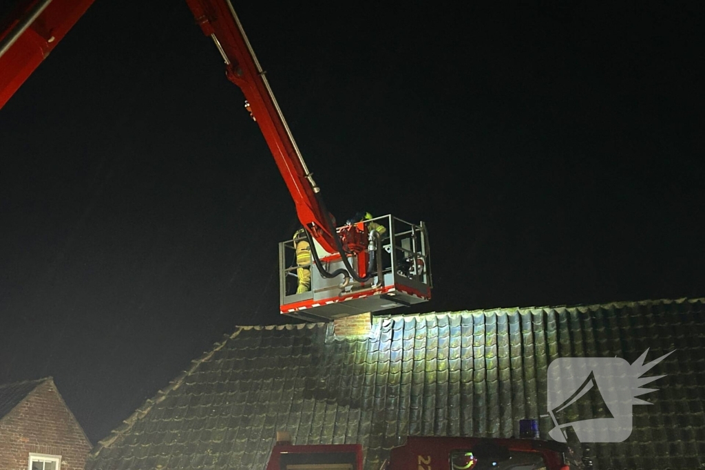 Brandweer veegt schoorsteen na brand