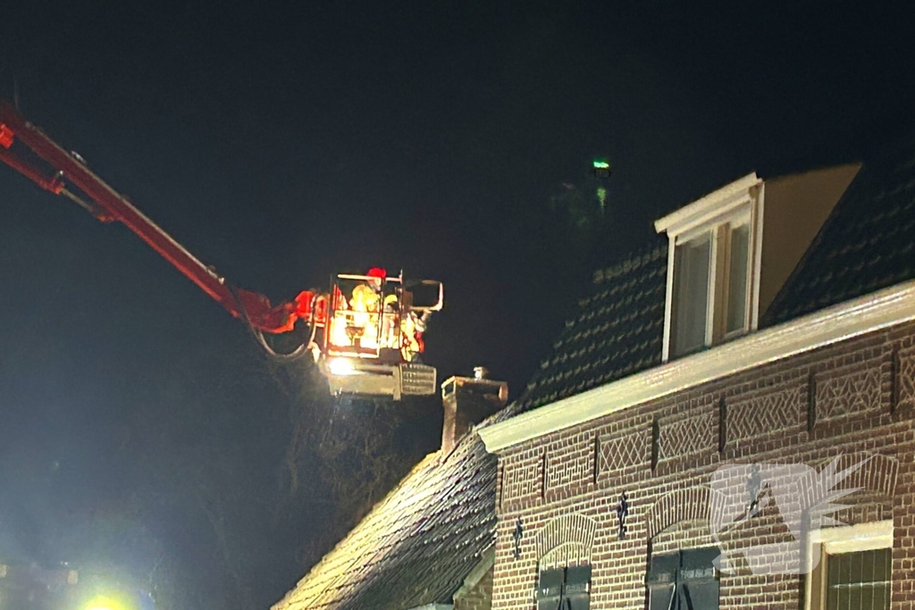 Brandweer veegt schoorsteen na brand