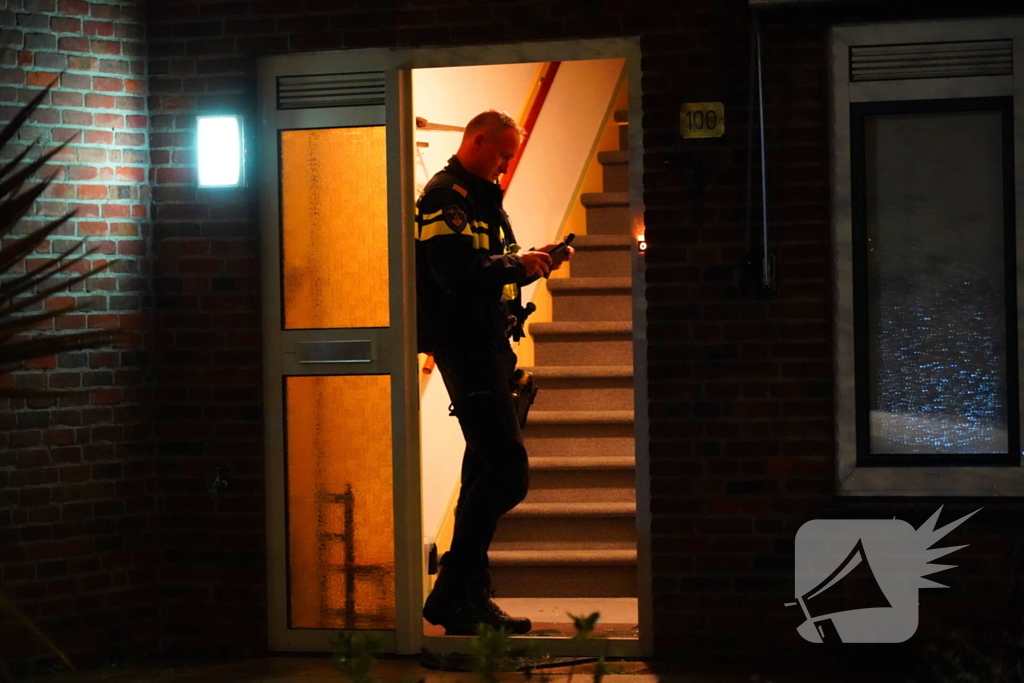 Explosief beschadigd voordeur van een woning, politie doet onderzoek