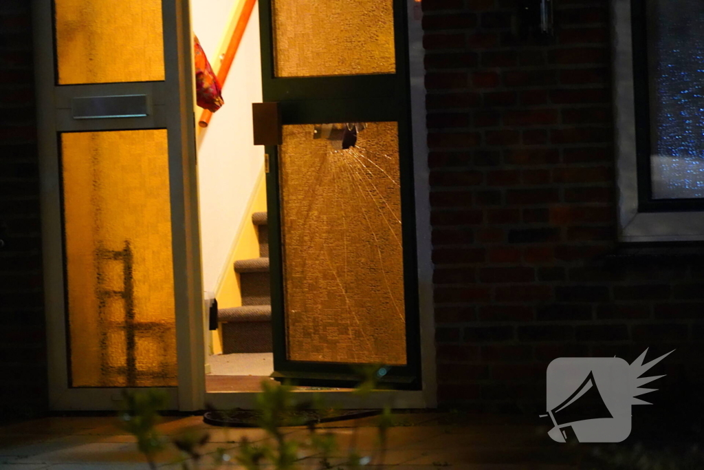 Explosief beschadigd voordeur van een woning, politie doet onderzoek