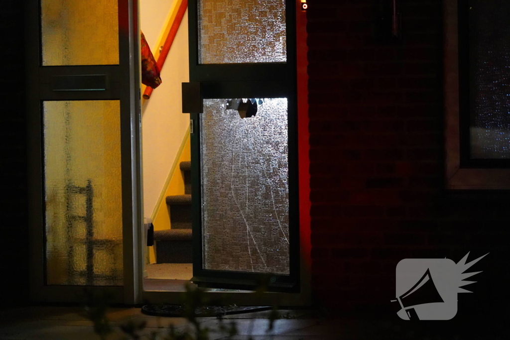 Explosief beschadigd voordeur van een woning, politie doet onderzoek