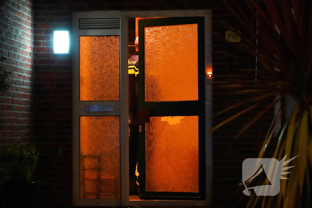 Explosief beschadigd voordeur van een woning, politie doet onderzoek