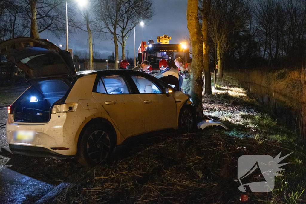 Persoon zwaargewond bij eenzijdige botsing