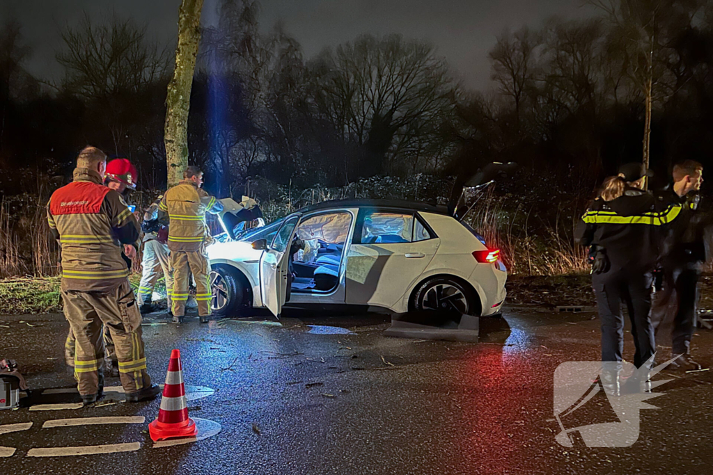 Persoon zwaargewond bij eenzijdige botsing