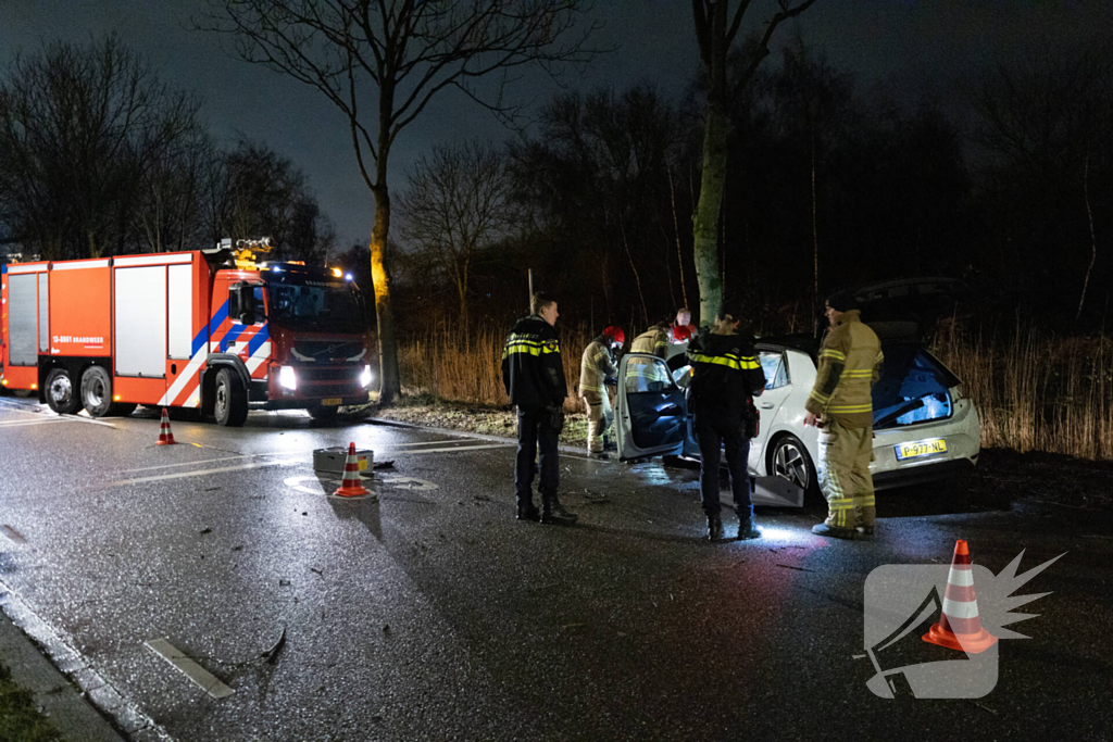 Persoon zwaargewond bij eenzijdige botsing