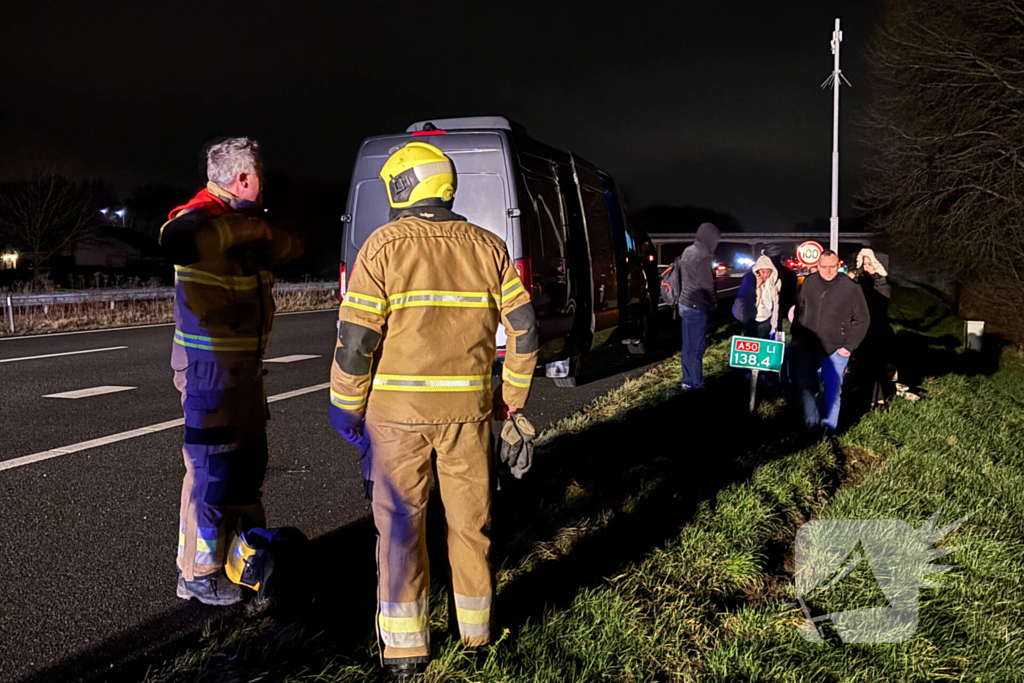 Bestuurder blust beginnende brand in bestelbus