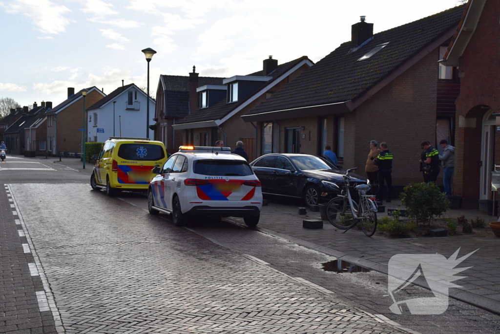 Automobilist eindigt in voortuin van woning