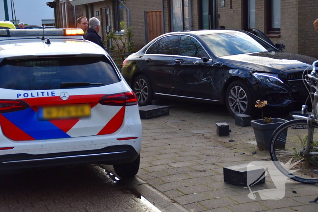 Automobilist eindigt in voortuin van woning