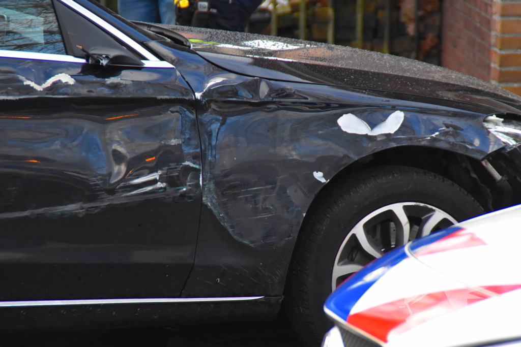 Automobilist eindigt in voortuin van woning