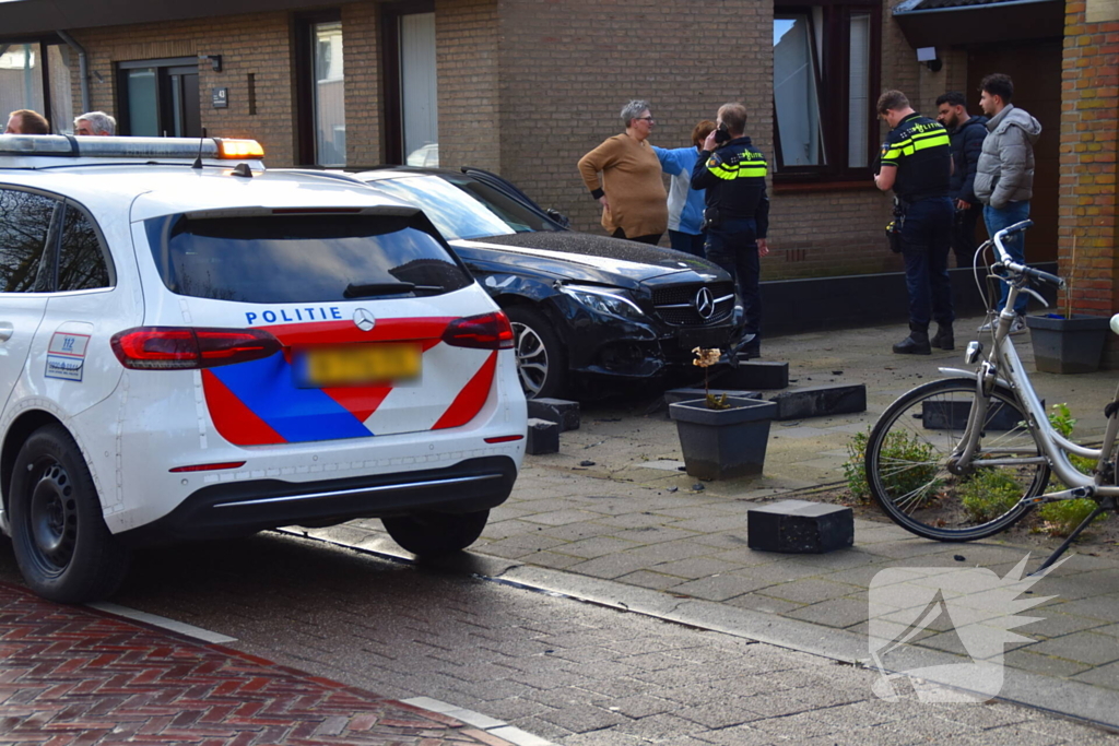 Automobilist eindigt in voortuin van woning