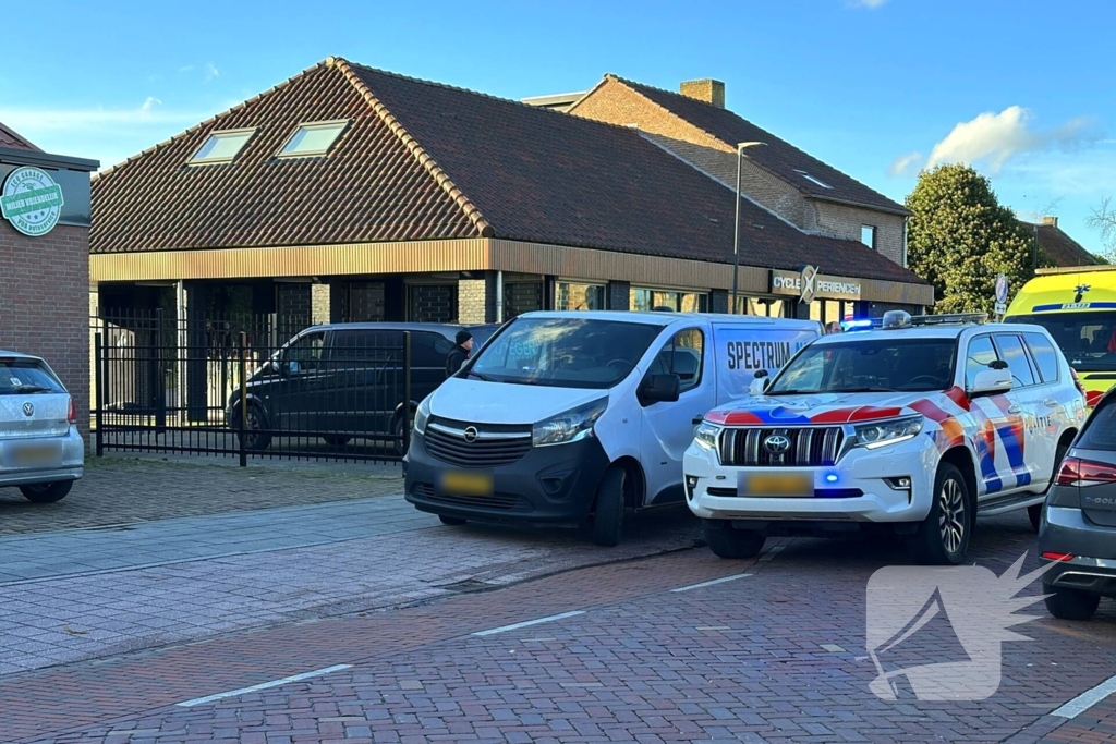 Bestuurder bestelbus rijdt kind op fiets aan