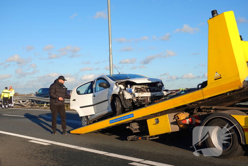 Automobilist knalt tegen vangrail