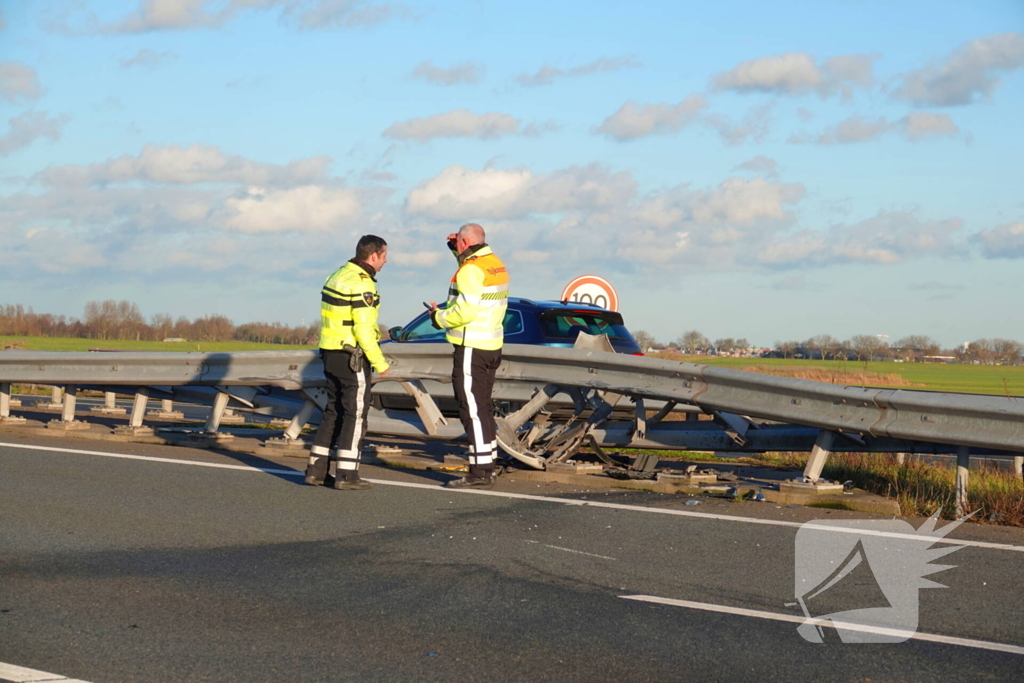 Automobilist knalt tegen vangrail