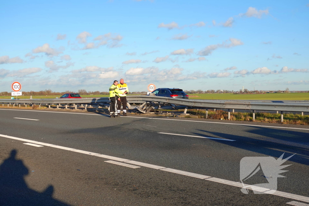 Automobilist knalt tegen vangrail