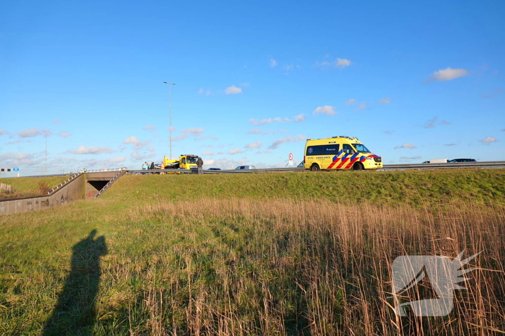 Automobilist knalt tegen vangrail