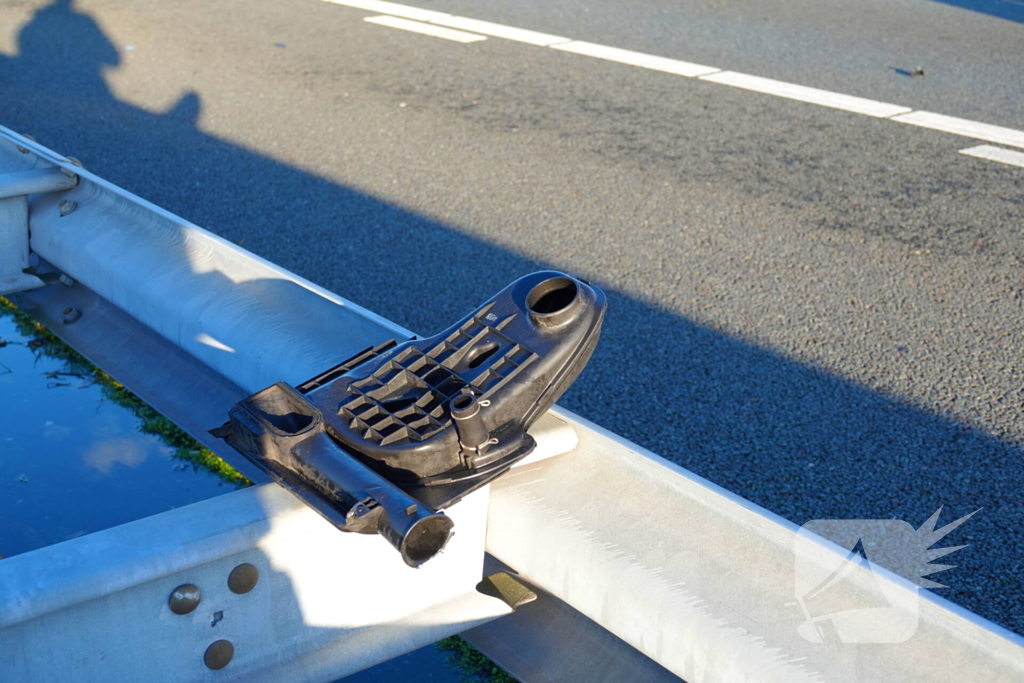 Automobilist knalt tegen vangrail