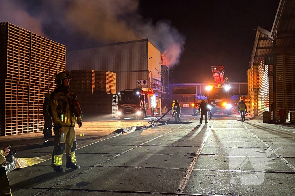 Zeer grote uitslaande brand bij bedrijfspand
