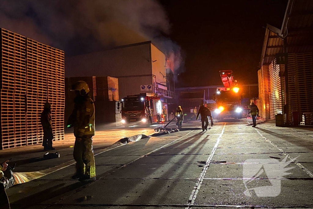 Zeer grote uitslaande brand bij bedrijfspand