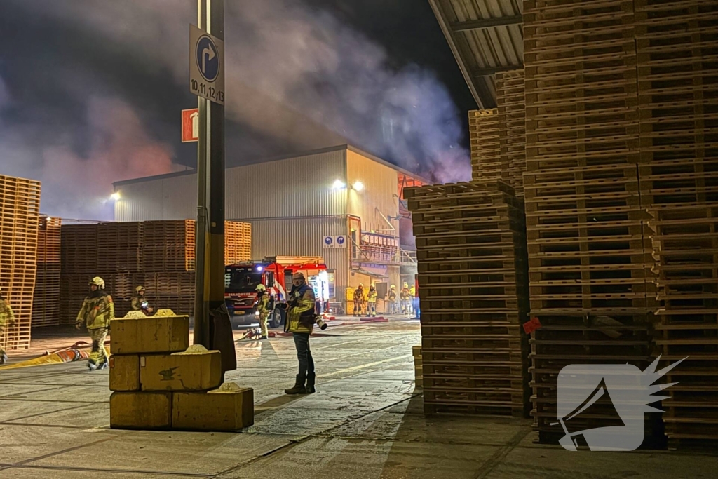 Zeer grote uitslaande brand bij bedrijfspand