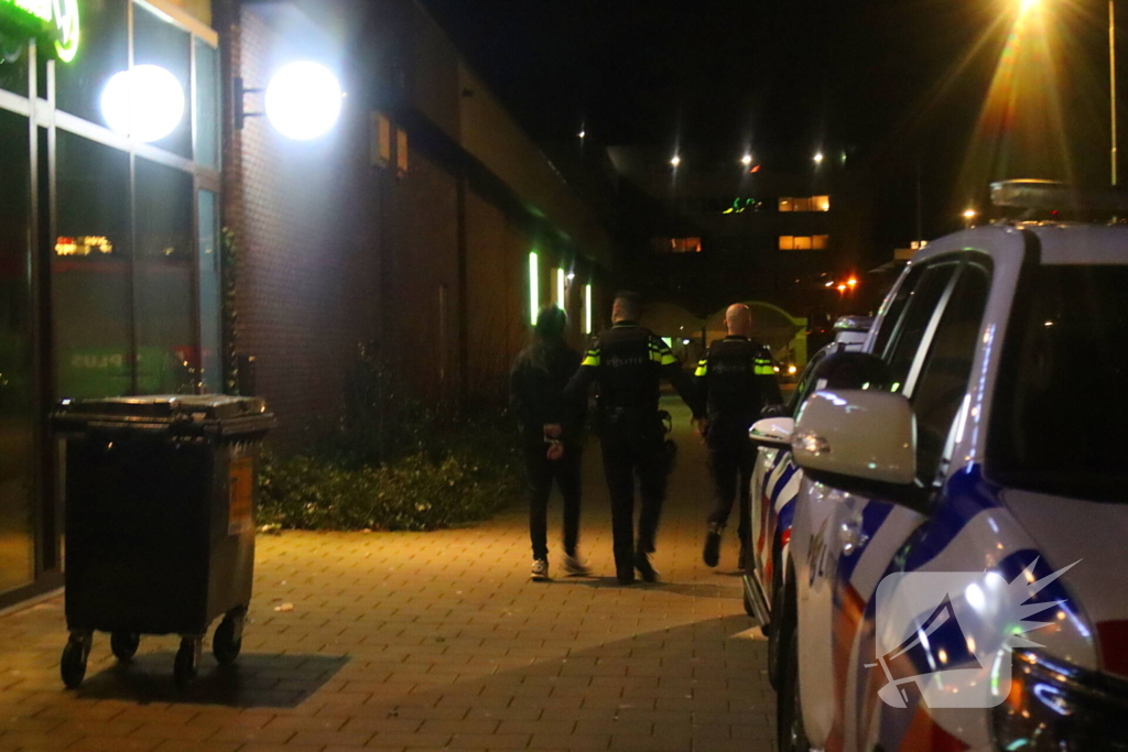 Twee personen aangehouden bij woning boven winkelcentrum