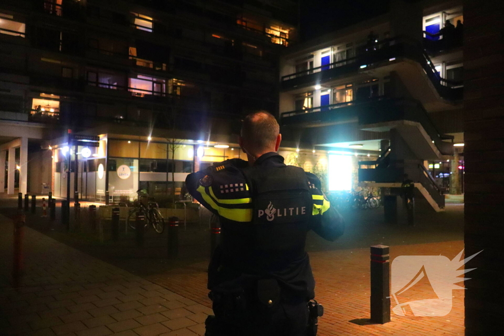 Twee personen aangehouden bij woning boven winkelcentrum