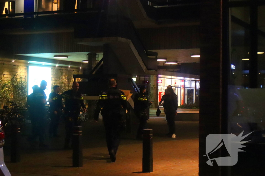 Twee personen aangehouden bij woning boven winkelcentrum