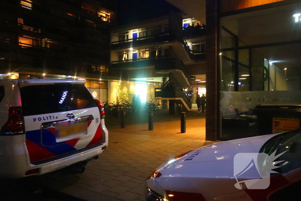 Twee personen aangehouden bij woning boven winkelcentrum