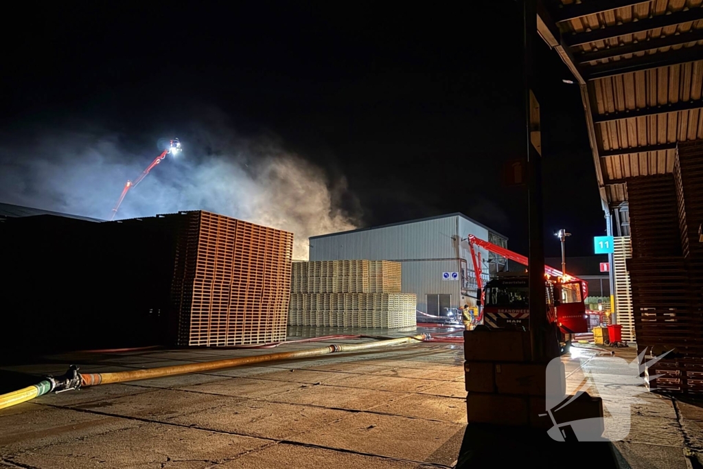 Zeer grote uitslaande brand bij bedrijfspand
