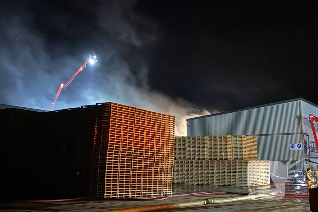 Zeer grote uitslaande brand bij bedrijfspand