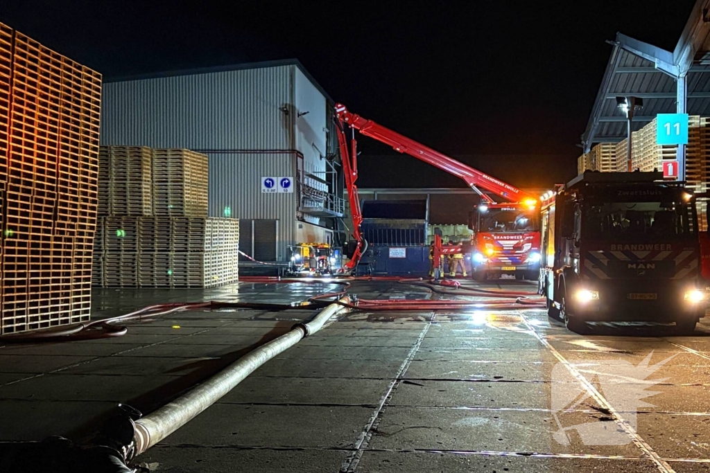 Zeer grote uitslaande brand bij bedrijfspand