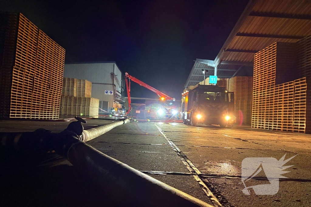 Zeer grote uitslaande brand bij bedrijfspand