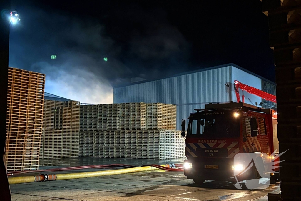 Zeer grote uitslaande brand bij bedrijfspand
