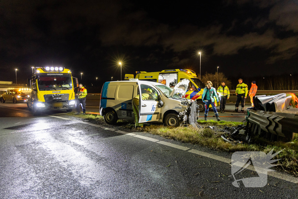 Bestelbus botst op RIMOB