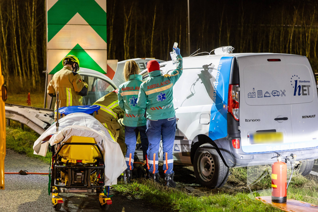 Bestelbus botst op RIMOB