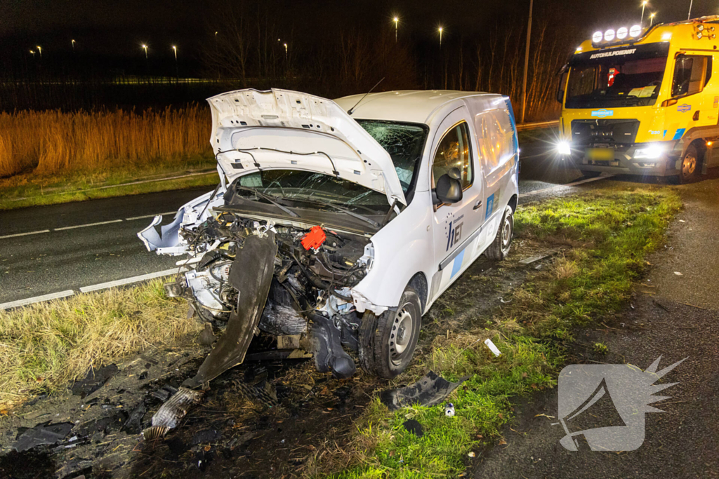 Bestelbus botst op RIMOB