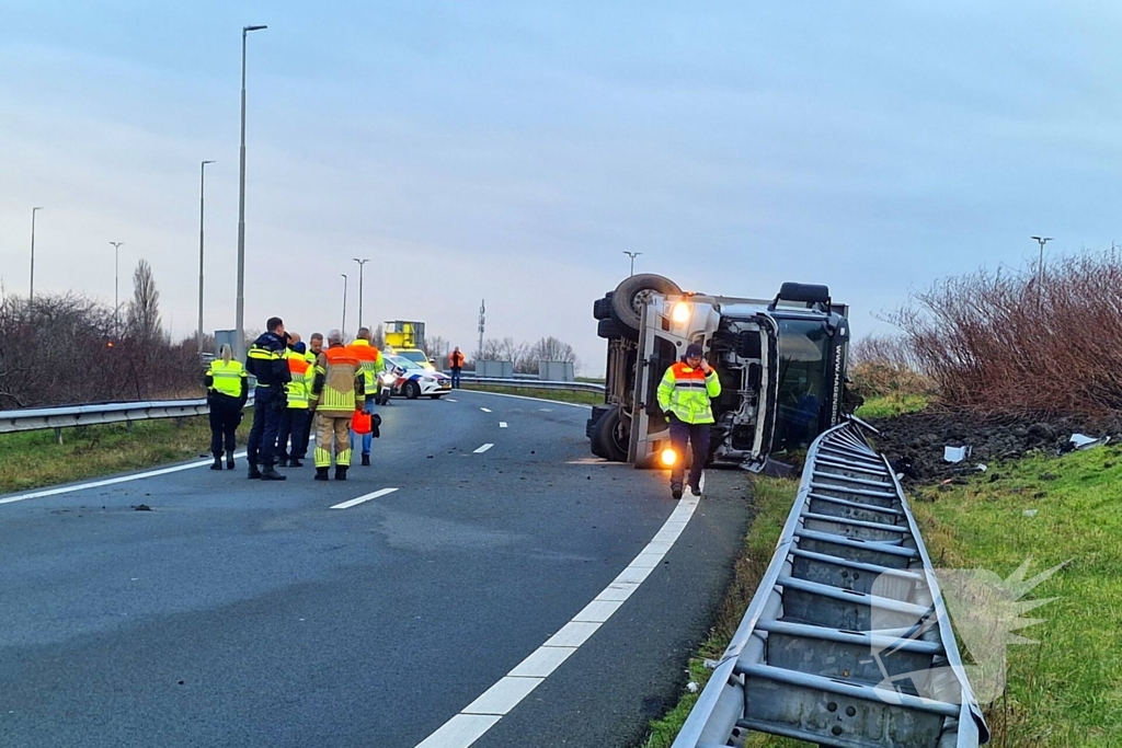 Vrachtwagen gekanteld, chauffeur naar ziekenhuis