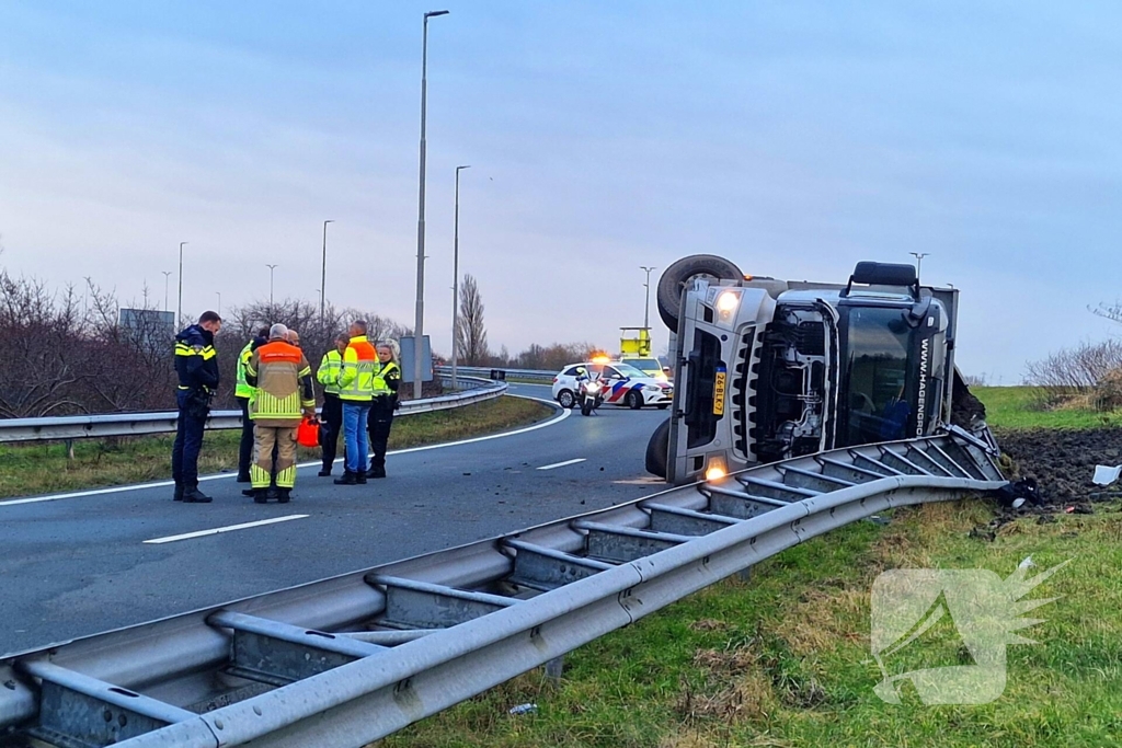 Vrachtwagen gekanteld, chauffeur naar ziekenhuis