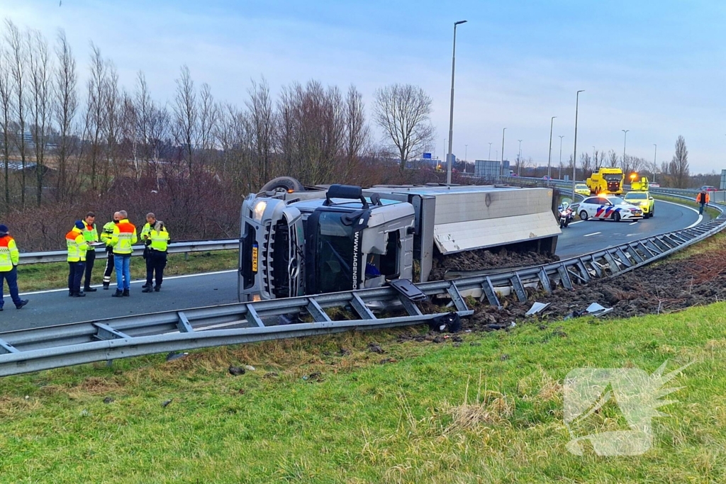 Vrachtwagen gekanteld, chauffeur naar ziekenhuis